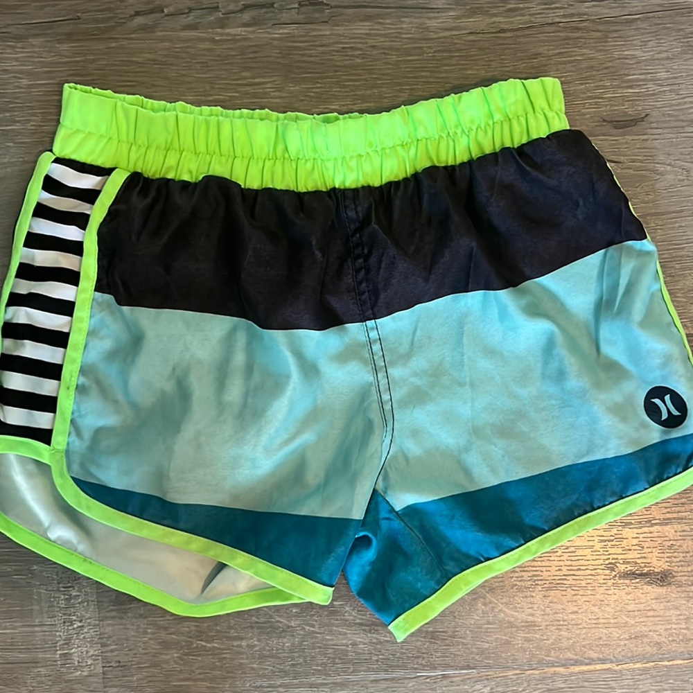 Hurley Girls Boardshorts 🏄🏽‍♀️ size medium swim shorts / cover-up  surf 🌊